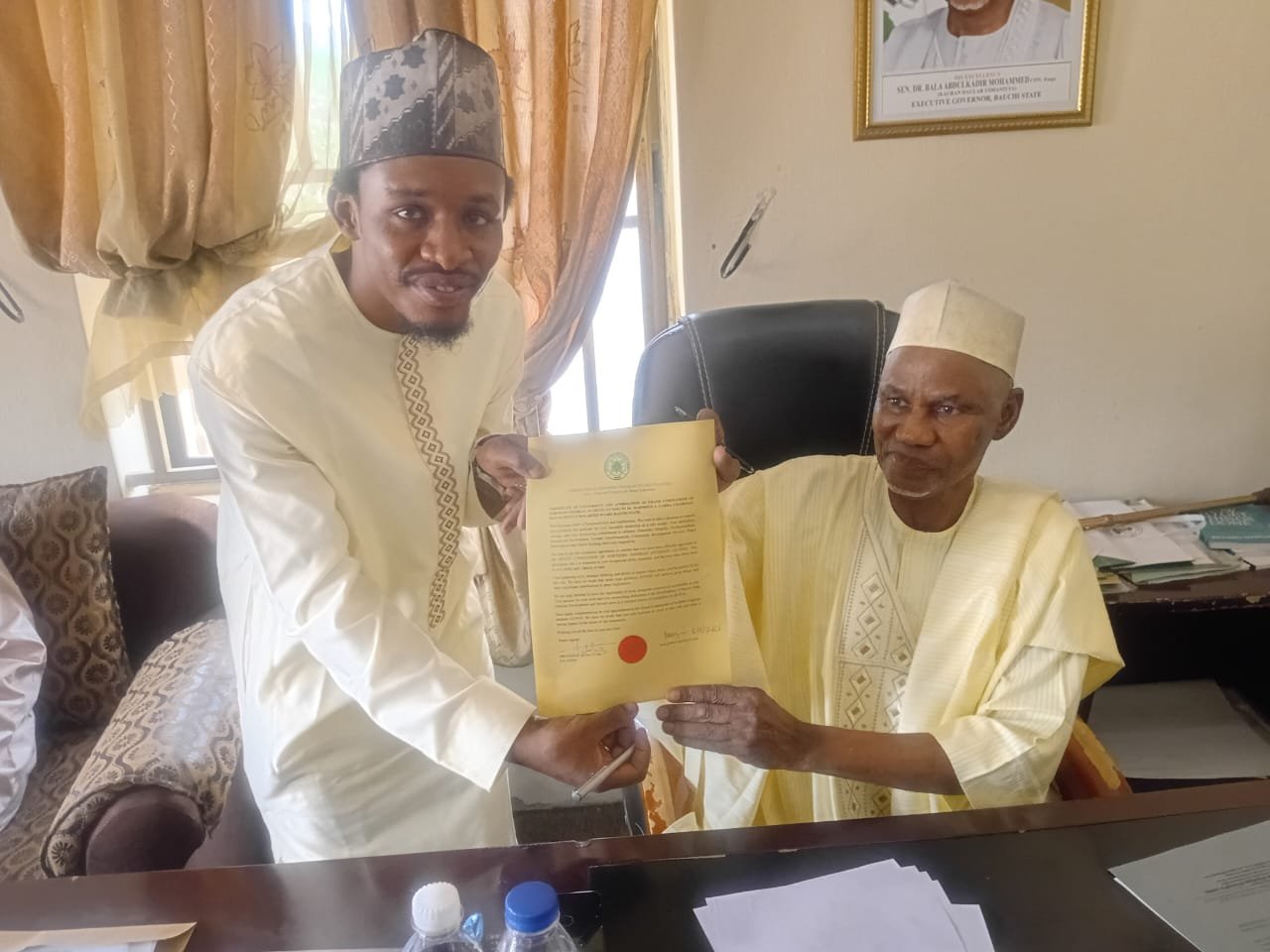 The Executive Chairman Bauchi state scholarship Board Mahmoud Garba has been awarded with ICON of Humanitarian service and nation building by the association of Northern Nigeria Students 